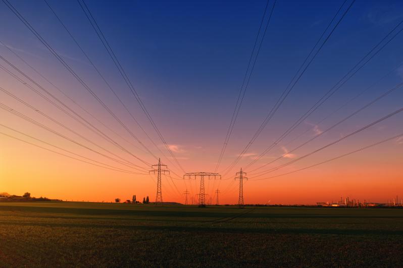 Stromleitung im Sonnenuntergang 