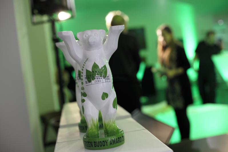 Kleine grün-weiße Statue in Form eines Berliner Buddy Bärs für die Gewinnerinnen und Gewinner des Green Buddy Awards